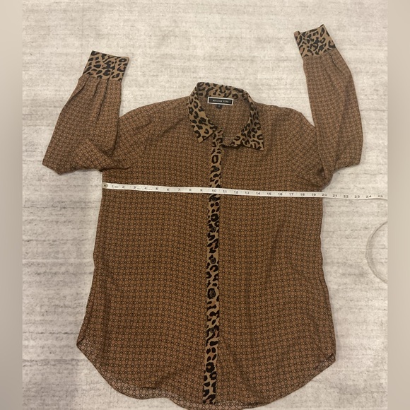 MELANIE LYNE Like NEW Printed Buttoned Down  Blouse - Picture 3 of 7